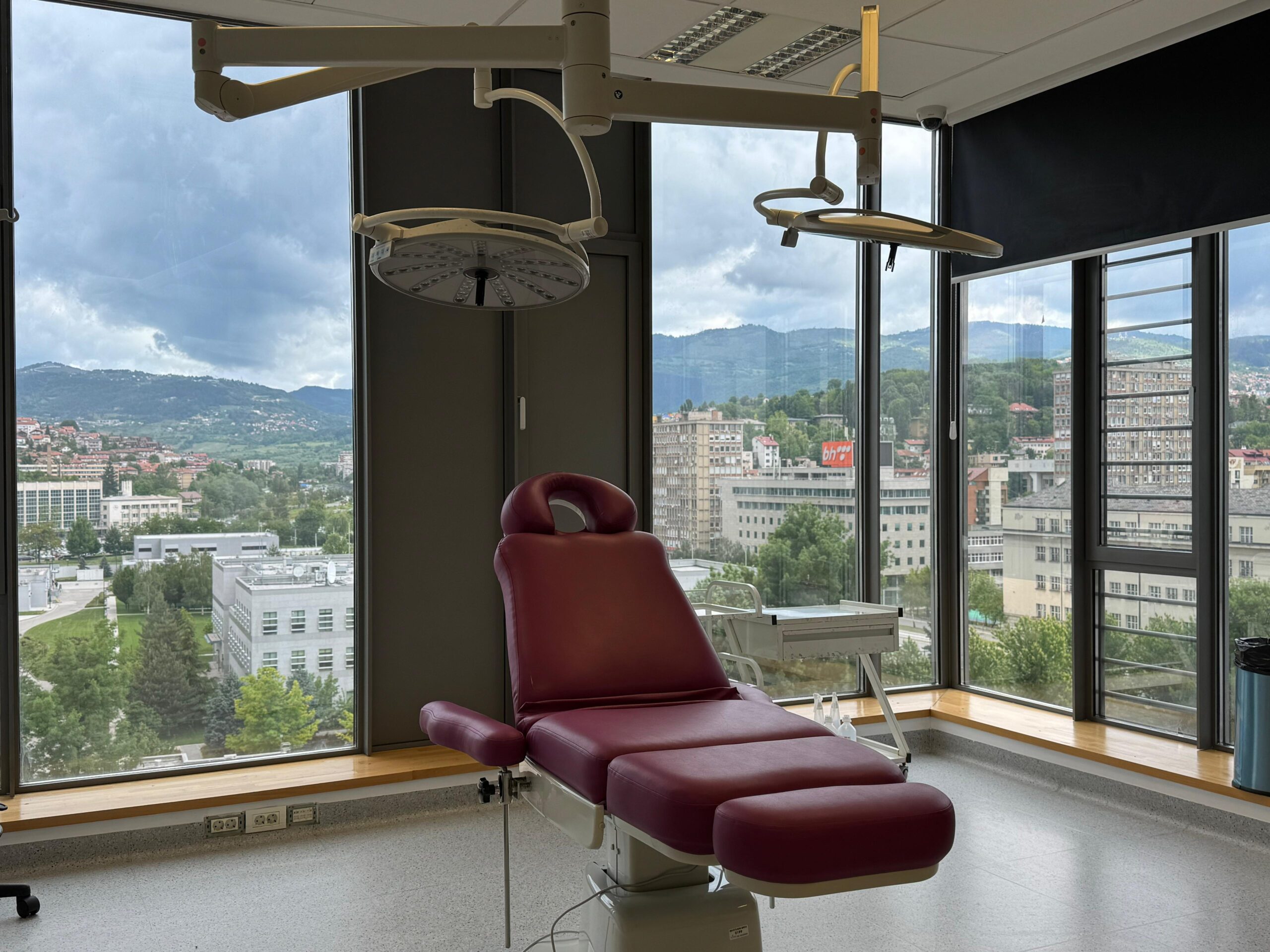 Prostor i hirurška stolica za transplantaciju kose u klinici VatanMed Sarajevo
